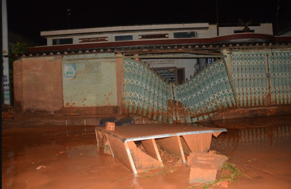 Furniture pieces are swept outside by sand and mud slides. Photo: Tuoi Tre