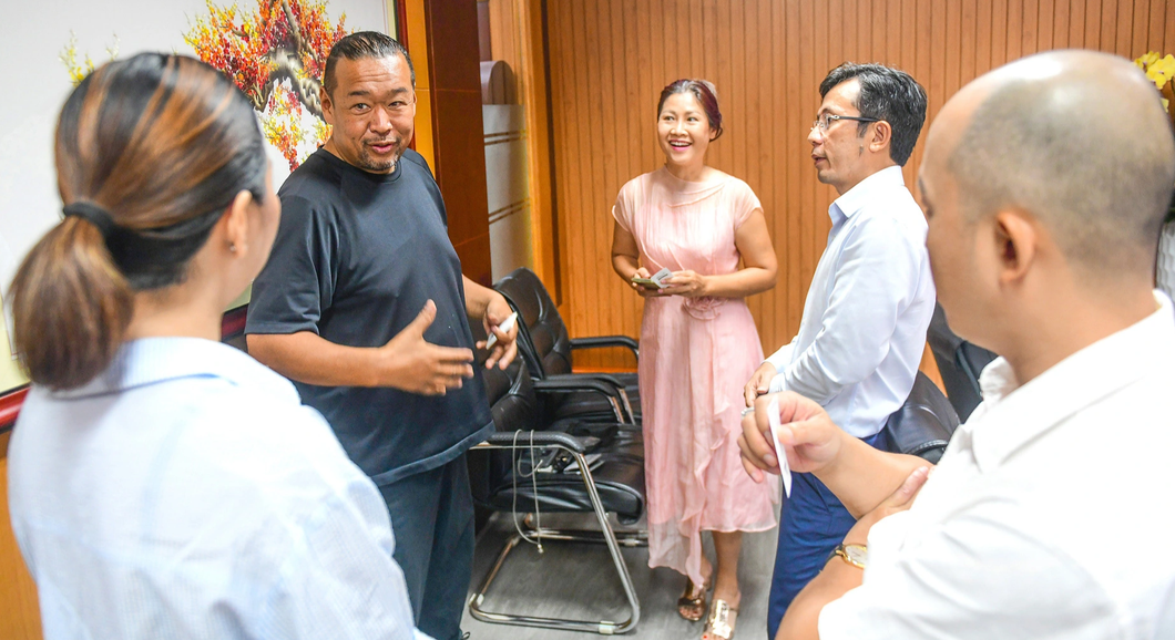 Matsuo Tomoyuki answers questions from Vietnamese pho restaurant owners about their experience preparing food in Japan. Photo: Quang Dinh / Tuoi Tre