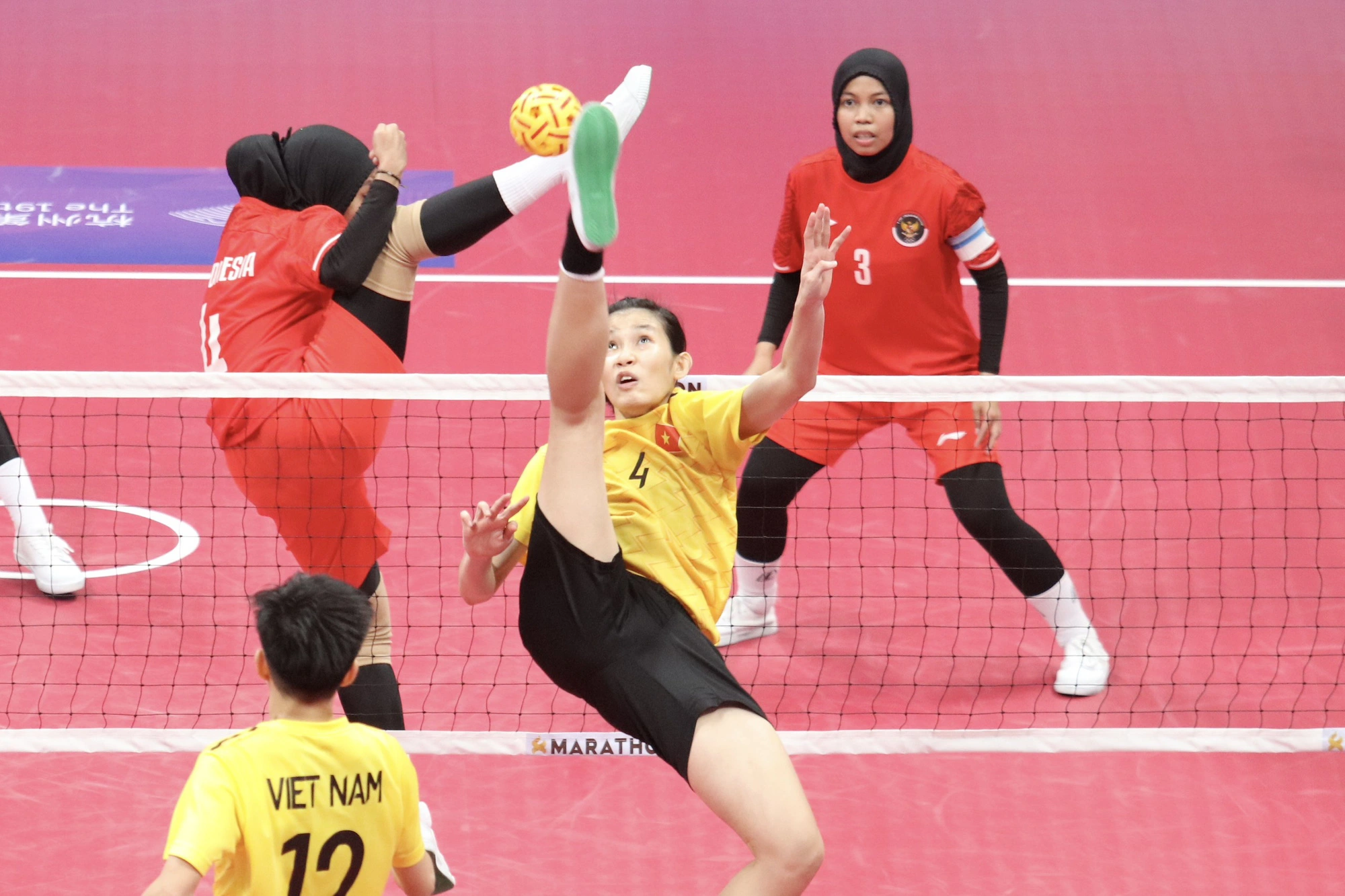 Vietnam’s Tran Thi Ngoc Yen delivers an attack against Indonesia in the sepak takraw women’s quadrant final game at the 19th Asian Games in Hangzhou, China, October 4, 2023. Photo: Duc Khue / Tuoi Tre