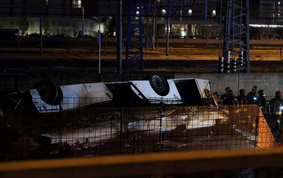 Rescue personnel attend the scene, after a coach crashed off an overpass in Mestre, Italy, October 3, 2023. Photo: Reuters