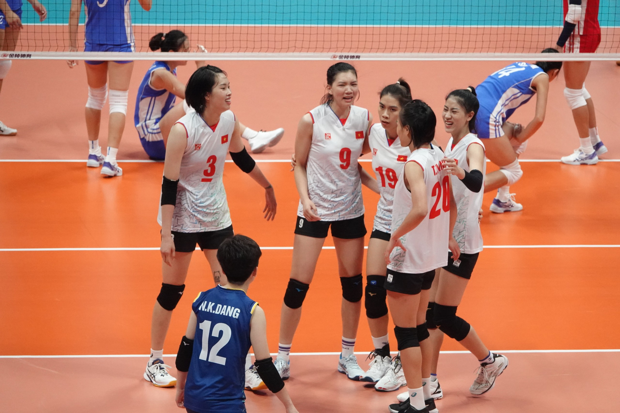 Vietnamese players celebrate a point against North Korea in their women's volleyball group stage match at the 19th Asian Games in Hangzhou, China, October 4, 2023. Photo: Nam Trung / Tuoi Tre