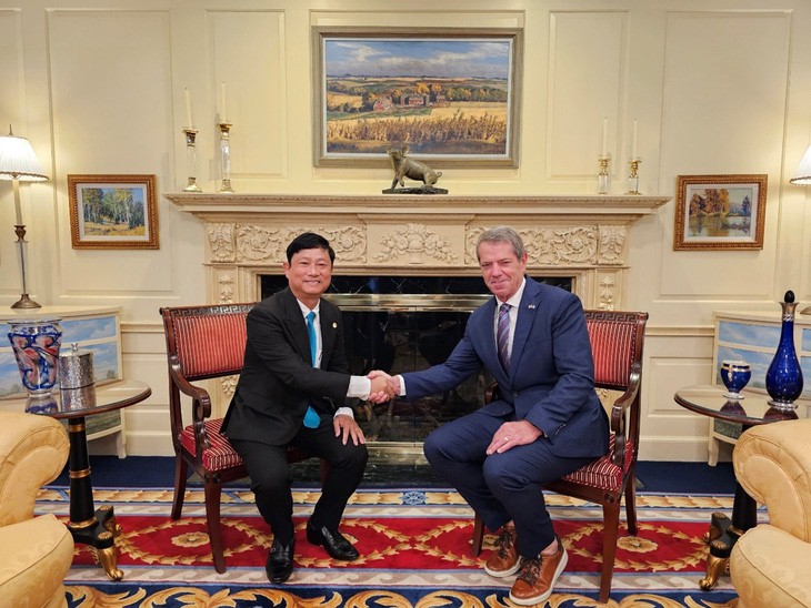 Binh Duong Chairman Vo Van Minh (L) and Nebraska Governor Jim Pillen. Photo: T.D. / Tuoi Tre