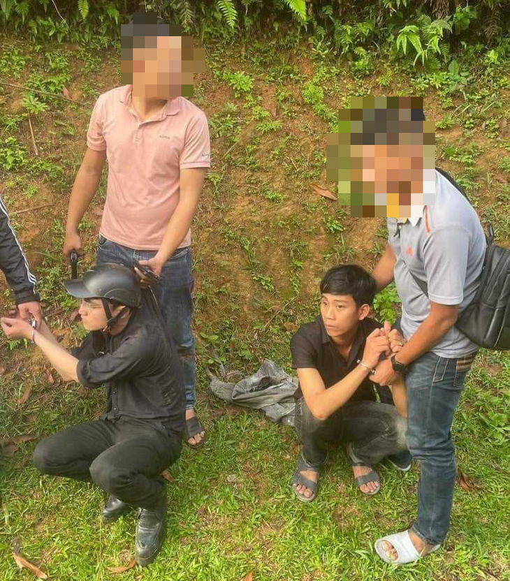 Police in Quang Ngai Province arrest the two men who shot two sanitation workers in Quang Ngai Province, central Vietnam early Thursday morning. Photo: Supplied by Quang Ngai Police