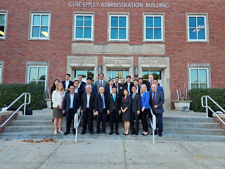 The Binh Duong delegation meets with the leadership of the University of Nebraska Omaha. Photo: T.D. / Tuoi Tre