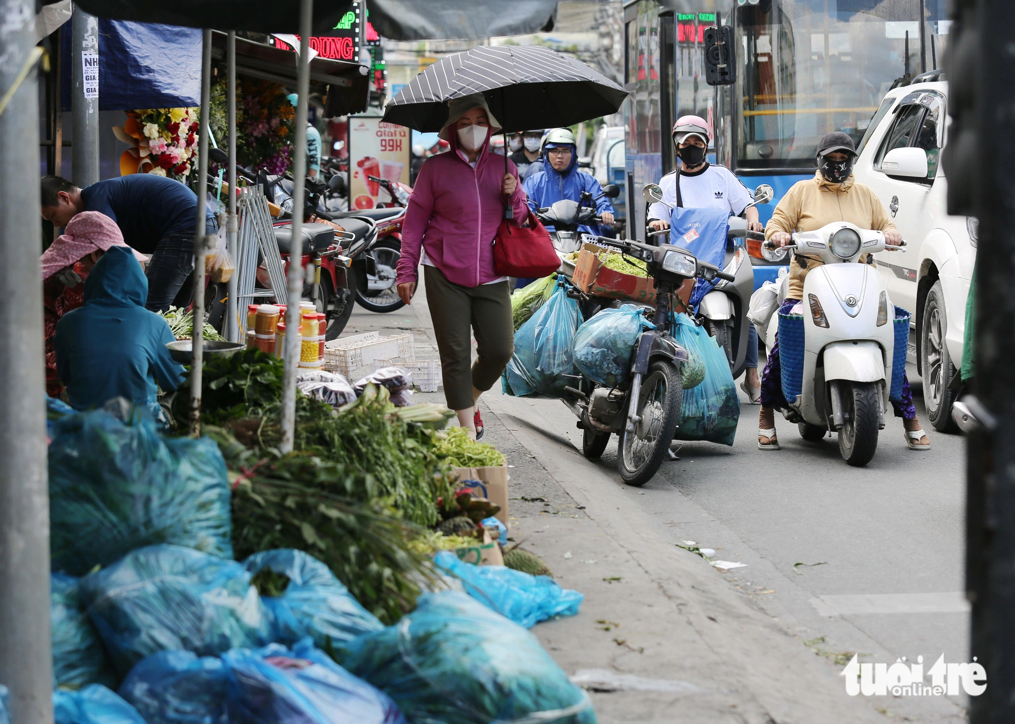 Vegetables are put in plastic bags at a wet market in Go Vap District, Ho Chi Minh City