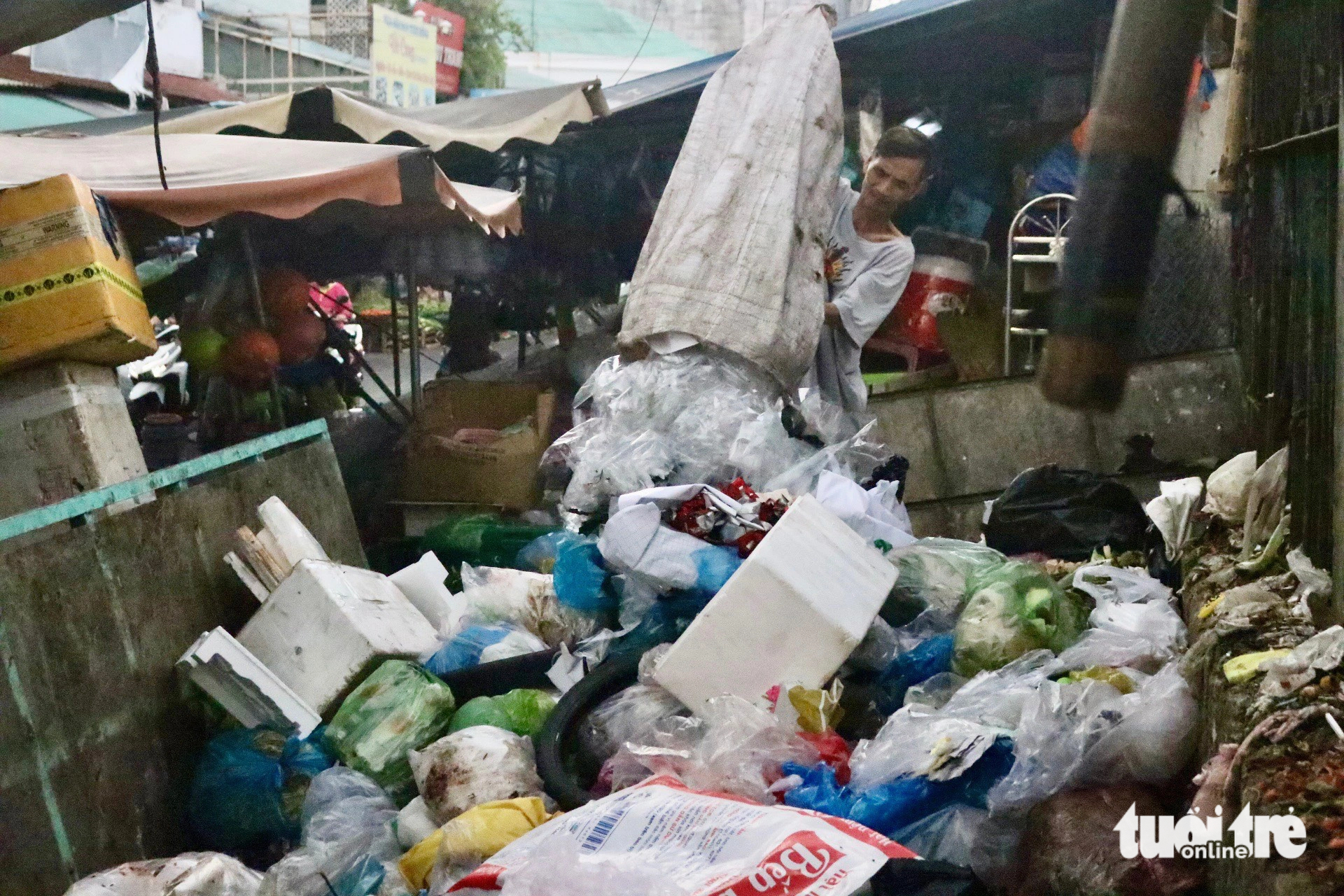 Discharging used plastic bags directly into the environment has become a common practice in the city