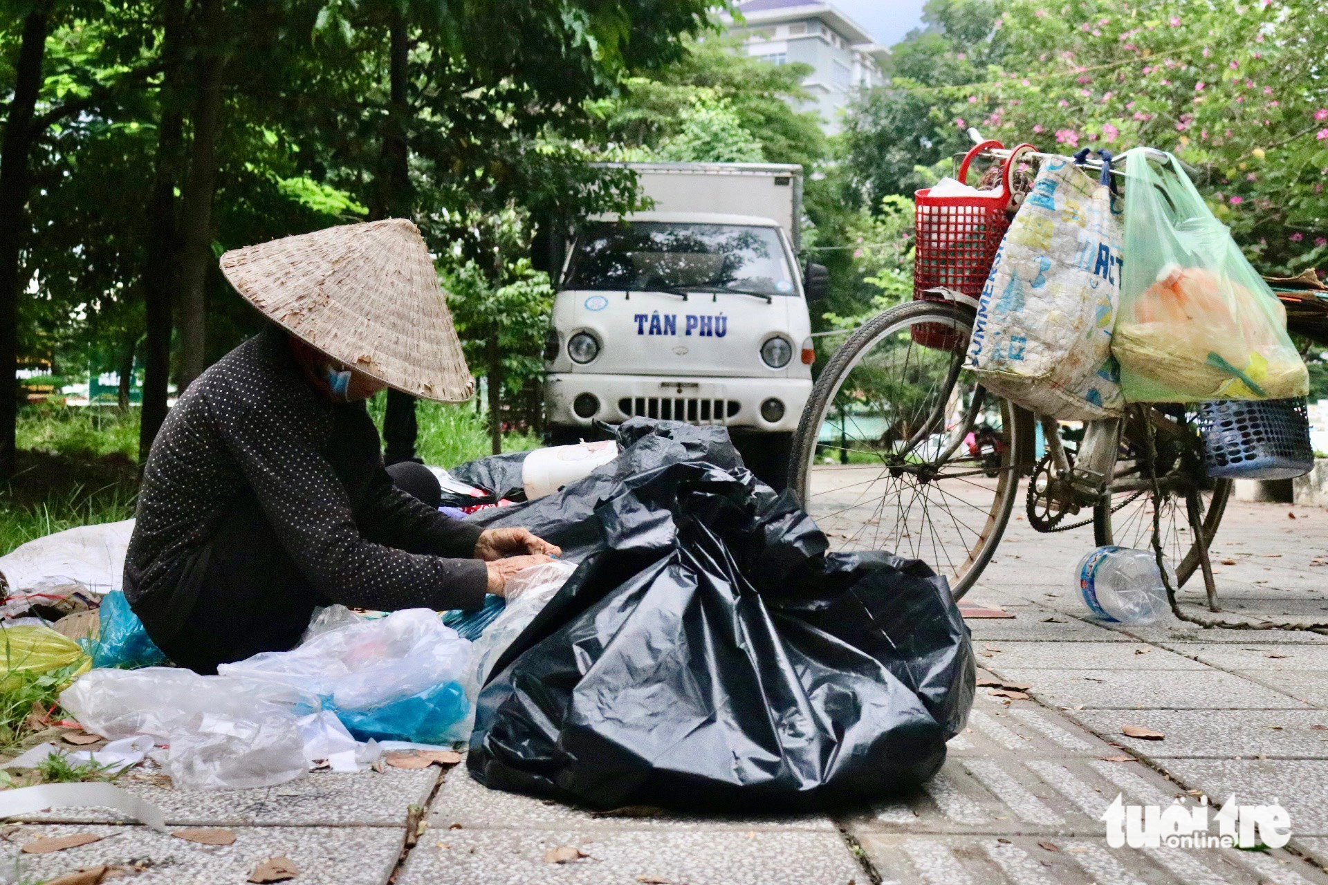 It is easy to see scrap dealers who are transporting a large number of used plastic bags along the street in the city