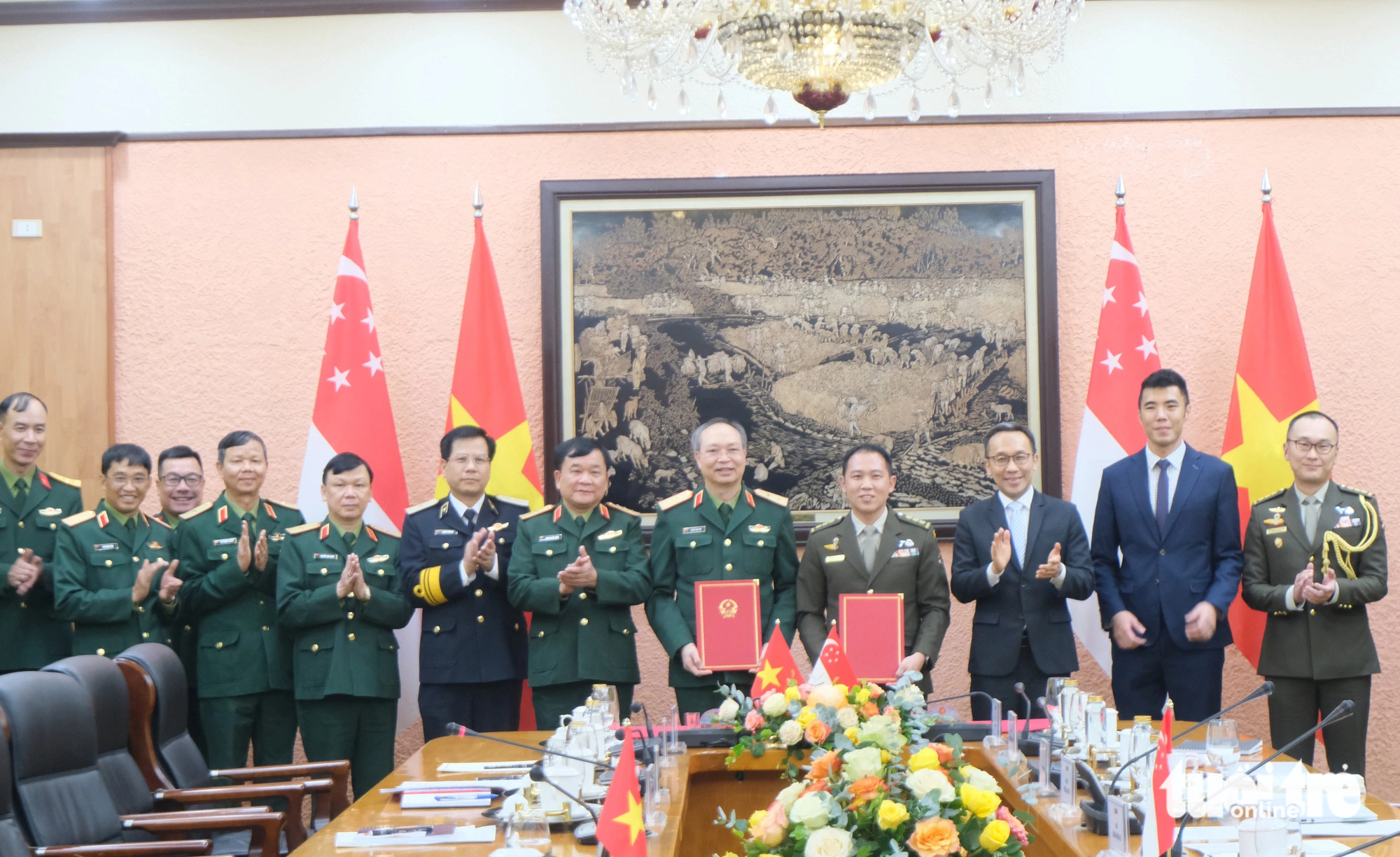 The signing of a memorandum of understanding on cooperation in humanitarian assistance and disaster relief between the Office of the National Committee for Incident and Disaster Response, Search and Rescue of Vietnam and the Regional Humanitarian Assistance and Disaster Relief Coordination Center of Singapore takes place at the 14th Vietnam-Singapore defense policy dialogue held in Hanoi on October 5, 2023. Photo: Ha Thanh / Tuoi Tre