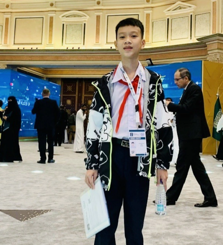 Dao Khuong Duy attends the award ceremony for the Universal Postal Union (UPU)’s 52nd International Letter-Writing Competition for Young People in Saudi Arabia on October 5, 2023. Photo: Supplied