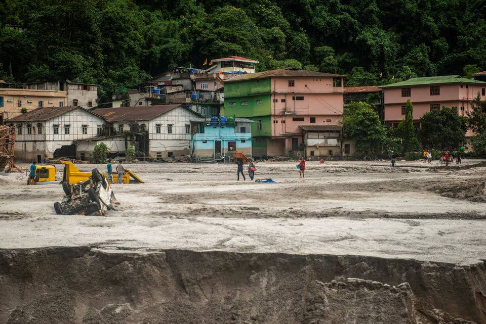 People walk along the area affected by the flood at Golitar, in Singtam, Sikkim, India October 5, 2023. Photo: Reuters