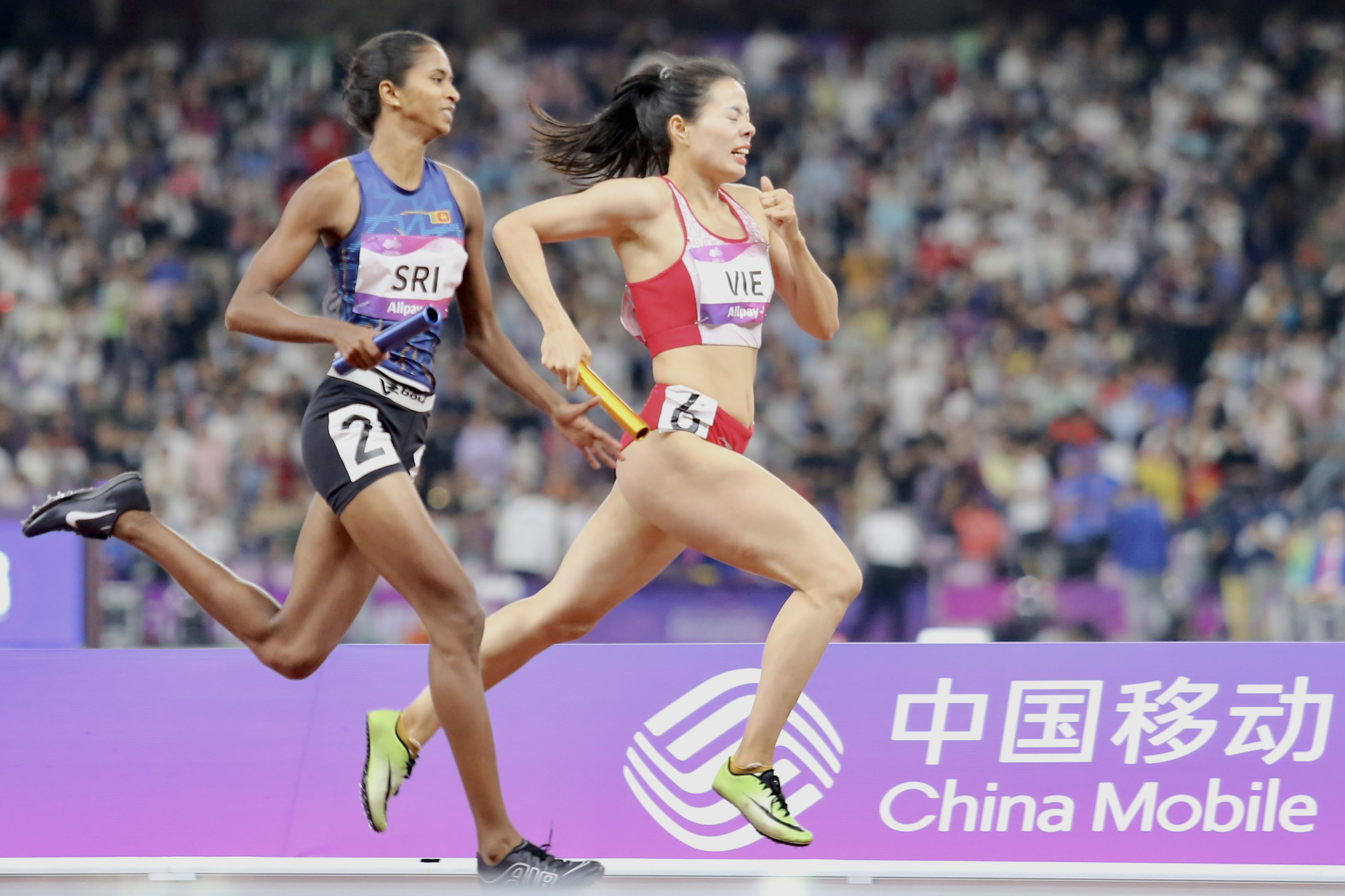 Vietnamese athlete Nguyen Thi Huyen (R) races the women’s 4x400m relay event at the 19th Asian Games in Hangzhou, China, October 4, 2023. Photo: Duc Khue / Tuoi Tre