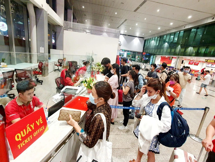 Air tickets for Tet 2024 are already skyrocketing five months ahead of the holiday. Photo: Cong Trung / Tuoi Tre