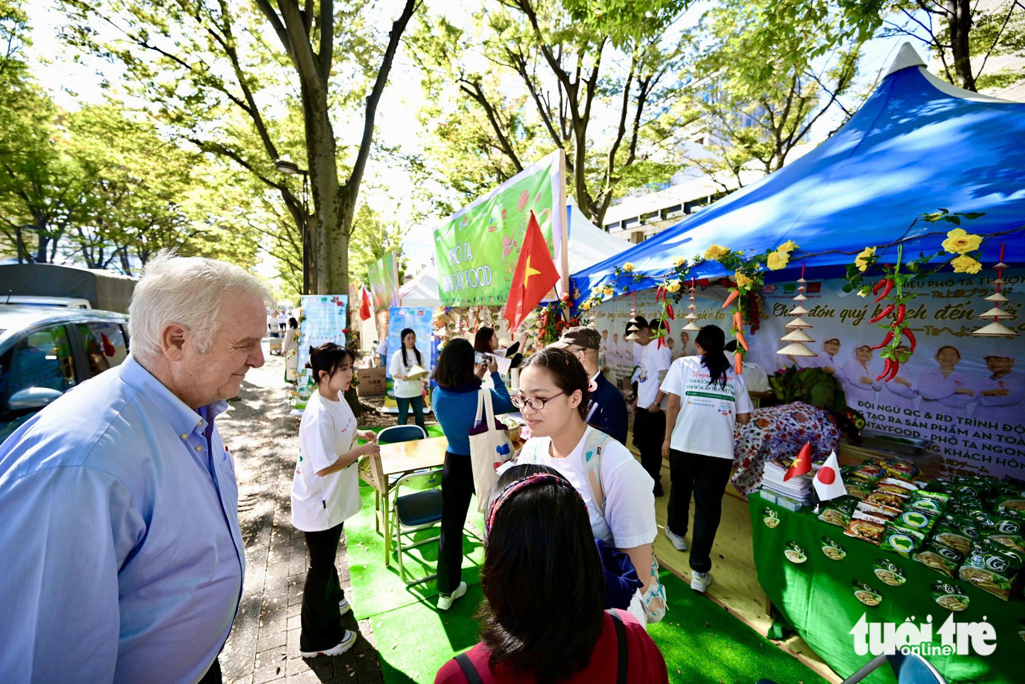 Event-goers visit a booth at the Vietnam Pho Festival 2023 at Yoyogi Park in Tokyo before it kicks off on October 7, 2023. Photo: Quang Dinh / Tuoi Tre