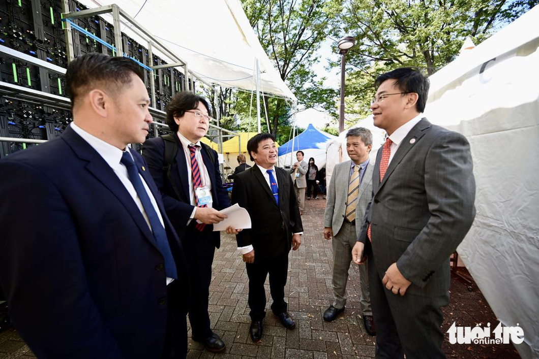 Vietnamese Ambassador to Japan Pham Quang Hieu (first from right), Chairman of the Board of Members of Saigontourist Group Pham Huy Binh (first from left), and Tuoi Tre Newspaper Editor-in-Chief Le The Chu (center) meet at the the Vietnam Pho Festival at Yoyogi Park on October 7, 2023. Photo: Quang Dinh / Tuoi Tre