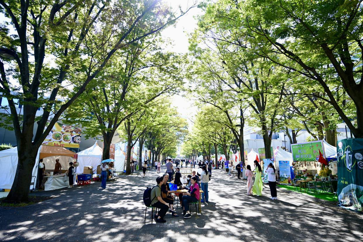 Booths featuring Vietnamese pho line along a road at Yoyogi Park in Tokyo on October 7, 2023. Photo: Quang Dinh / Tuoi Tre