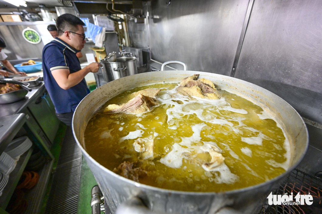 A huge broth pot is being cooked for the Vietnam Pho Festival 2023 a night before it kicks off on October 7, 2023 at Yoyogi Park. Photo: Quang Dinh / Tuoi Tre