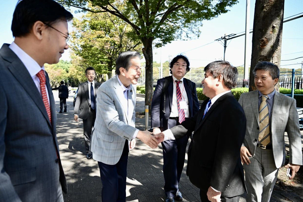 Tuoi Tre Newspaper Editor-in-Chief Le The Chu (second from right) welcomes Japanese politicians to the Vietnam Pho Festival at Yoyogi Park on October 7, 2023. Photo: Quang Dinh / Tuoi Tre