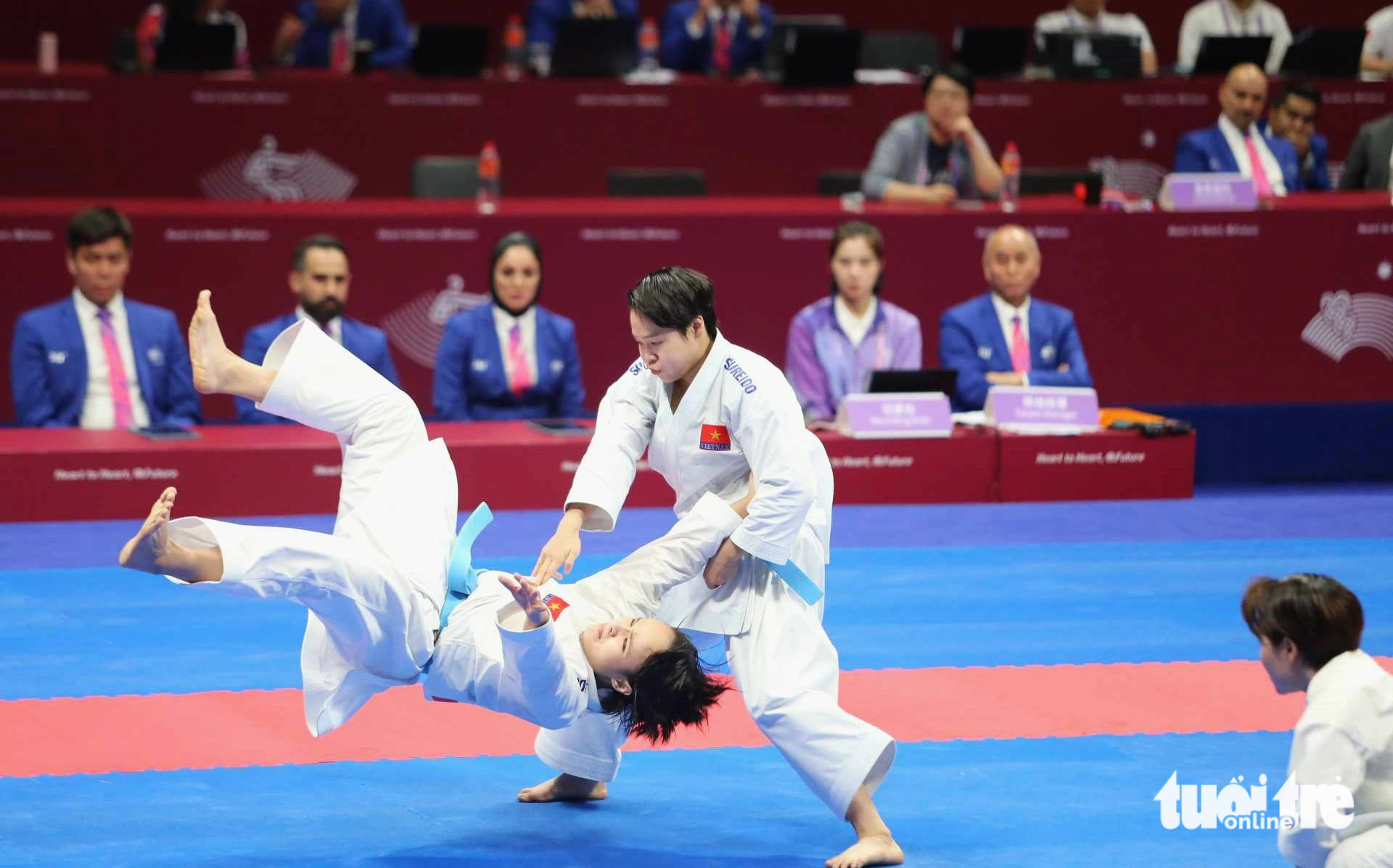Vietnamese martial artists compete in the women’s team kata at the 19th Asian Games in Hangzhou, China, October 6, 2023. Photo: Huy Dang / Tuoi Tre