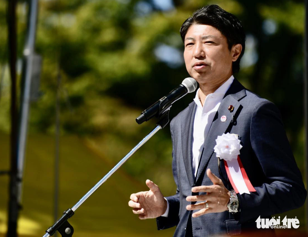 Aoyagi Yoichiro, member of Japan's House of Representatives, gives remarks at the Vietnam Pho Festival 2023 at Yoyogi Park, Tokyo, Japan on October 7, 2023. Photo: Quang Dinh / Tuoi Tre