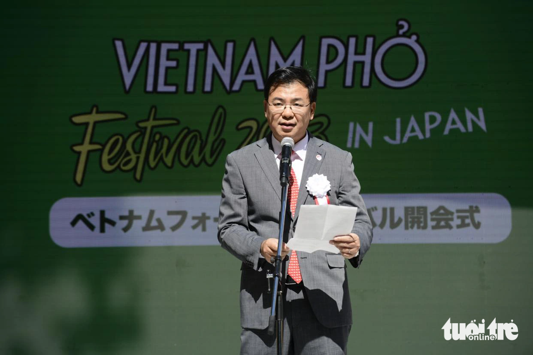 Vietnamese Ambassador to Japan Pham Quang Hieu gives remarks at the Vietnam Pho Festival 2023 at Yoyogi Park, Tokyo, Japan on October 7, 2023. Photo: Quang Dinh / Tuoi Tre