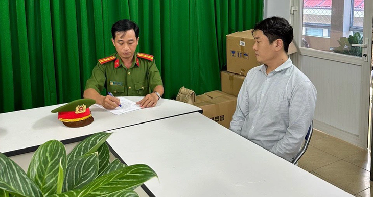 Kim Da Jib (R), a manager of Luxury Business Club. Photo: Supplied by Ho Chi Minh City Police