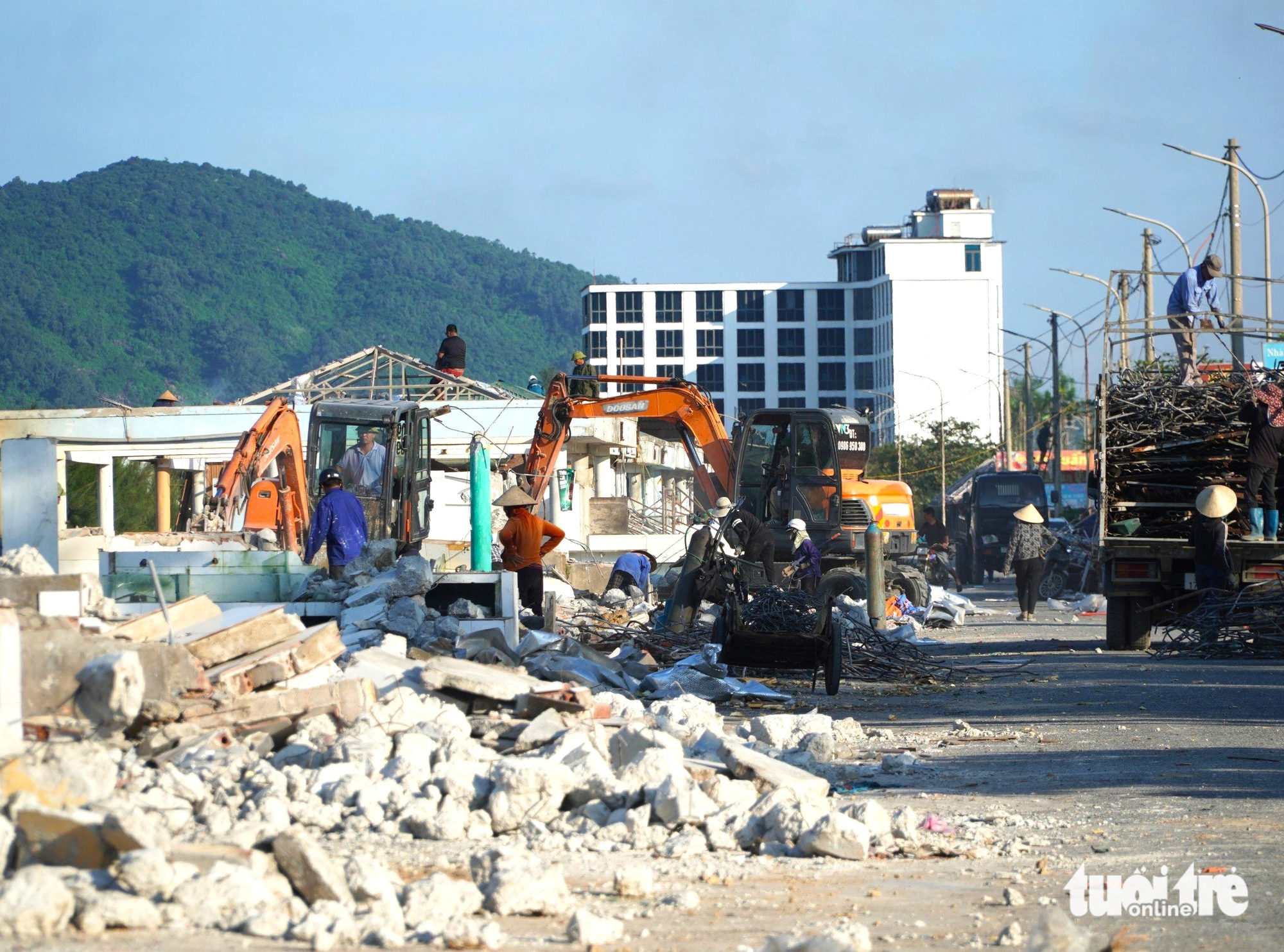 Beach kiosks at Thien Cam Beach are being demolished.  Photo: Le Minh / Tuoi Tre