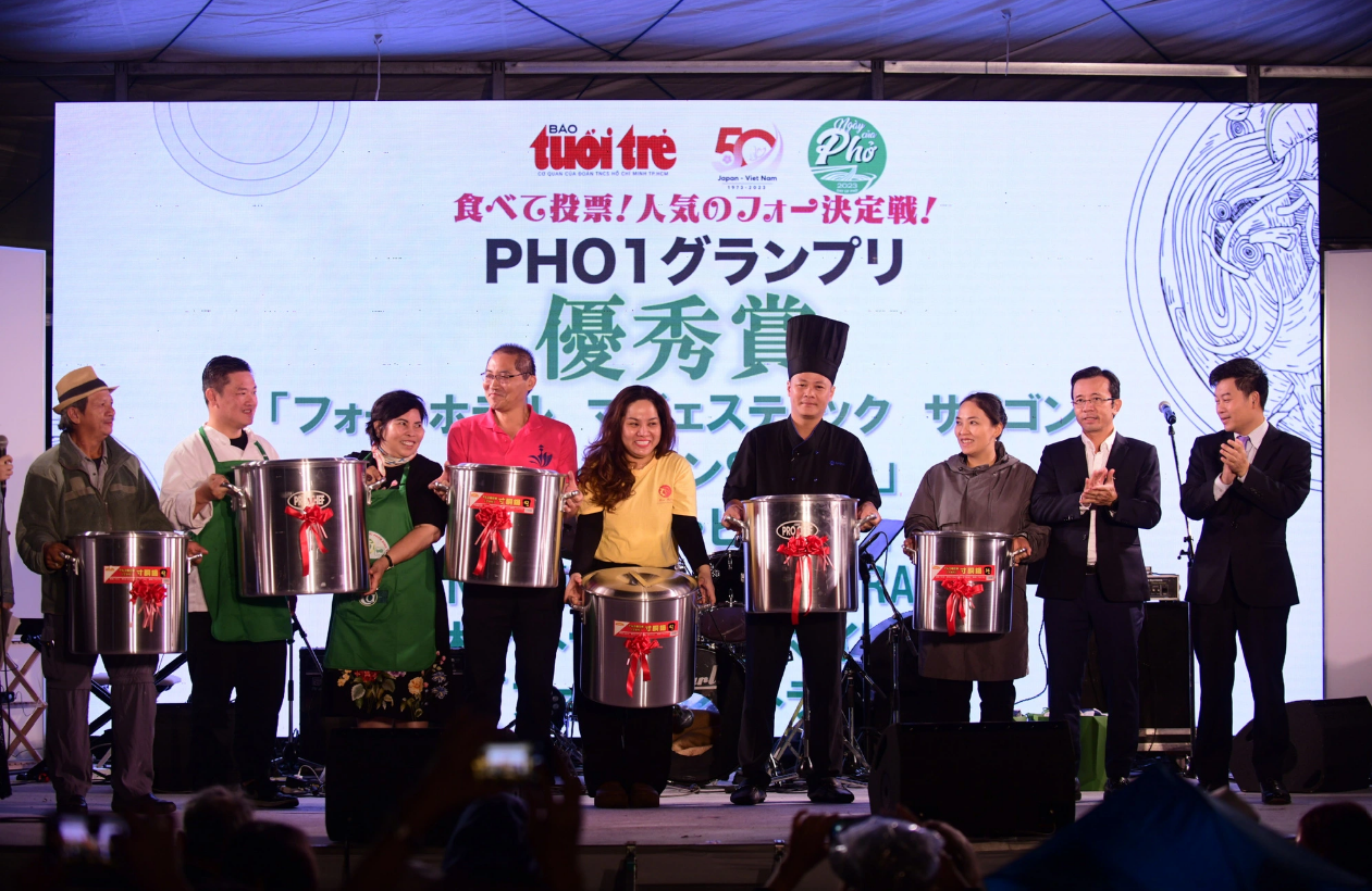 Gifts awarded to the most favored booths at the Vietnam Phở Festival 2023. Photo: Tuoi Tre