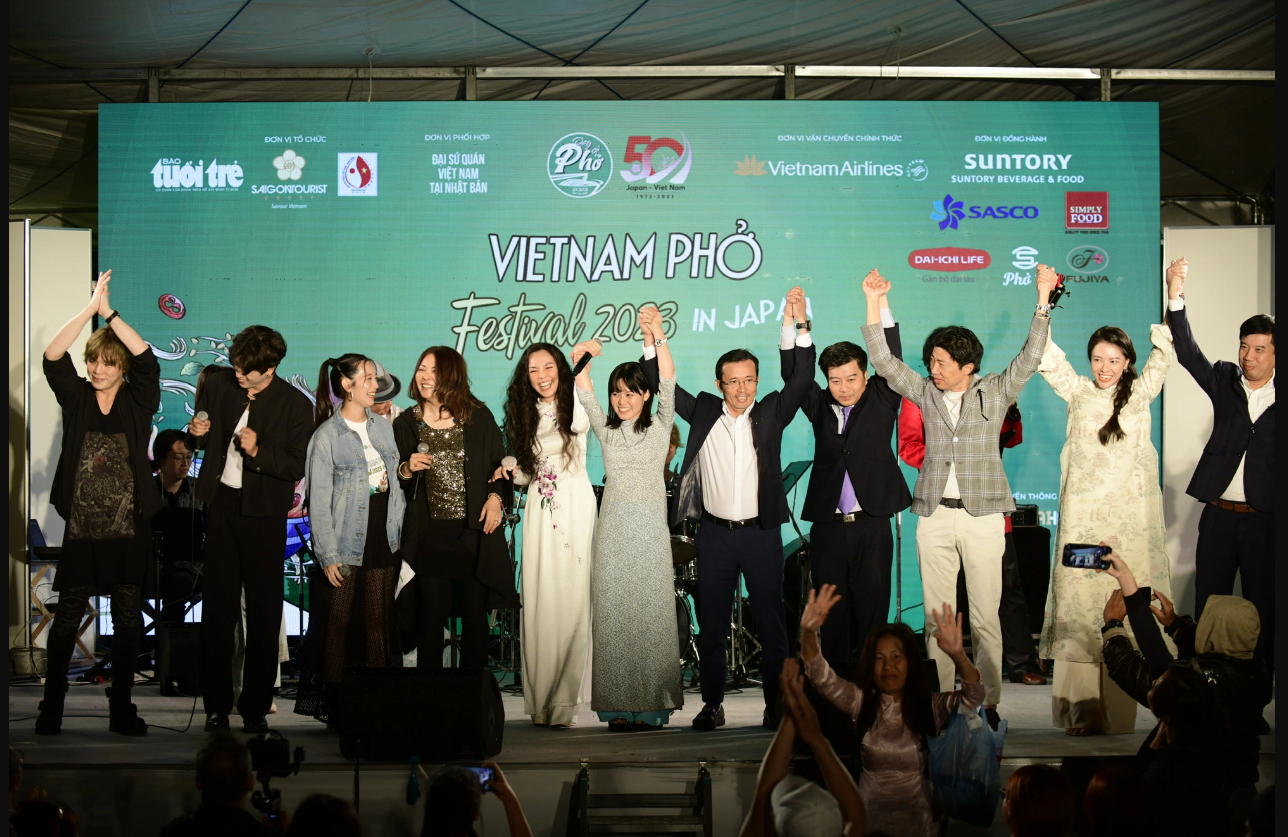 Vietnamese and Japanese artists are cheerful at the closing ceremony of the Vietnam Phở Festival 2023. Photo: Tuoi Tre
