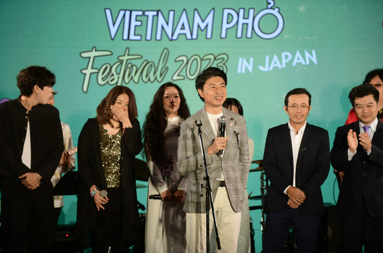 Aoyagi Yoichiro, a member of Japan's House of Representatives, attends the closing ceremony of the Vietnam Phở Festival 2023 on October 8, 2023. Photo: Tuoi Tre