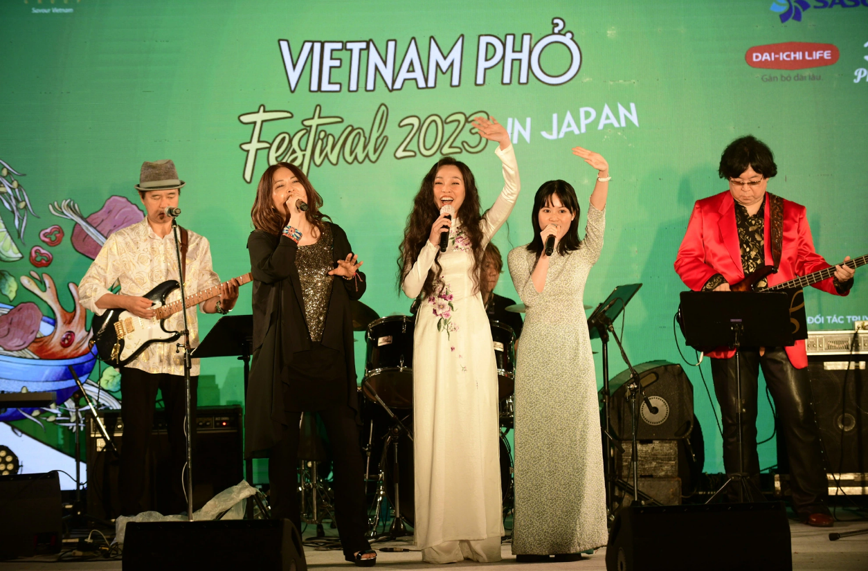 Hien Thuc (C) and other singers sing ‘Xin Chao Vietnam (Hello Vietnam) at the closing ceremony of the Vietnam Phở Festival 2023. Photo: Tuoi Tre