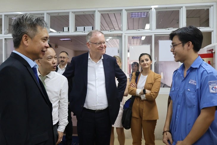 Minister-President of the German state of Lower Saxony Stephan Weil (M) is seen talking with a student at Cao Thang Technical College in Ho Chi Minh City on October 6, 2023. Photo: Gia Han / Tuoi Tre