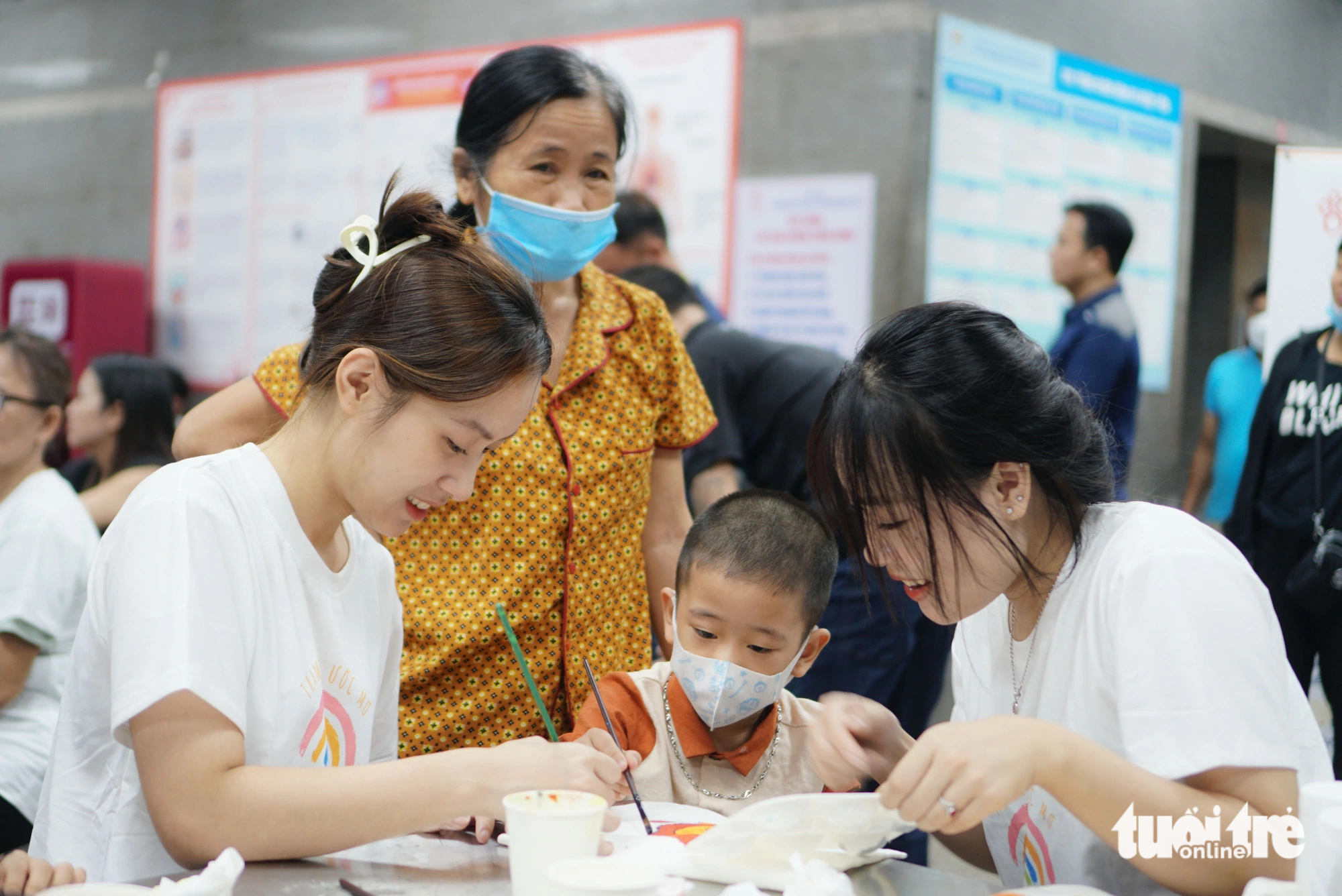 Child cancer patients also paint pictures and make bracelets and necklaces at the hair donation event. Photo: Nguyen Hien / Tuoi Tre