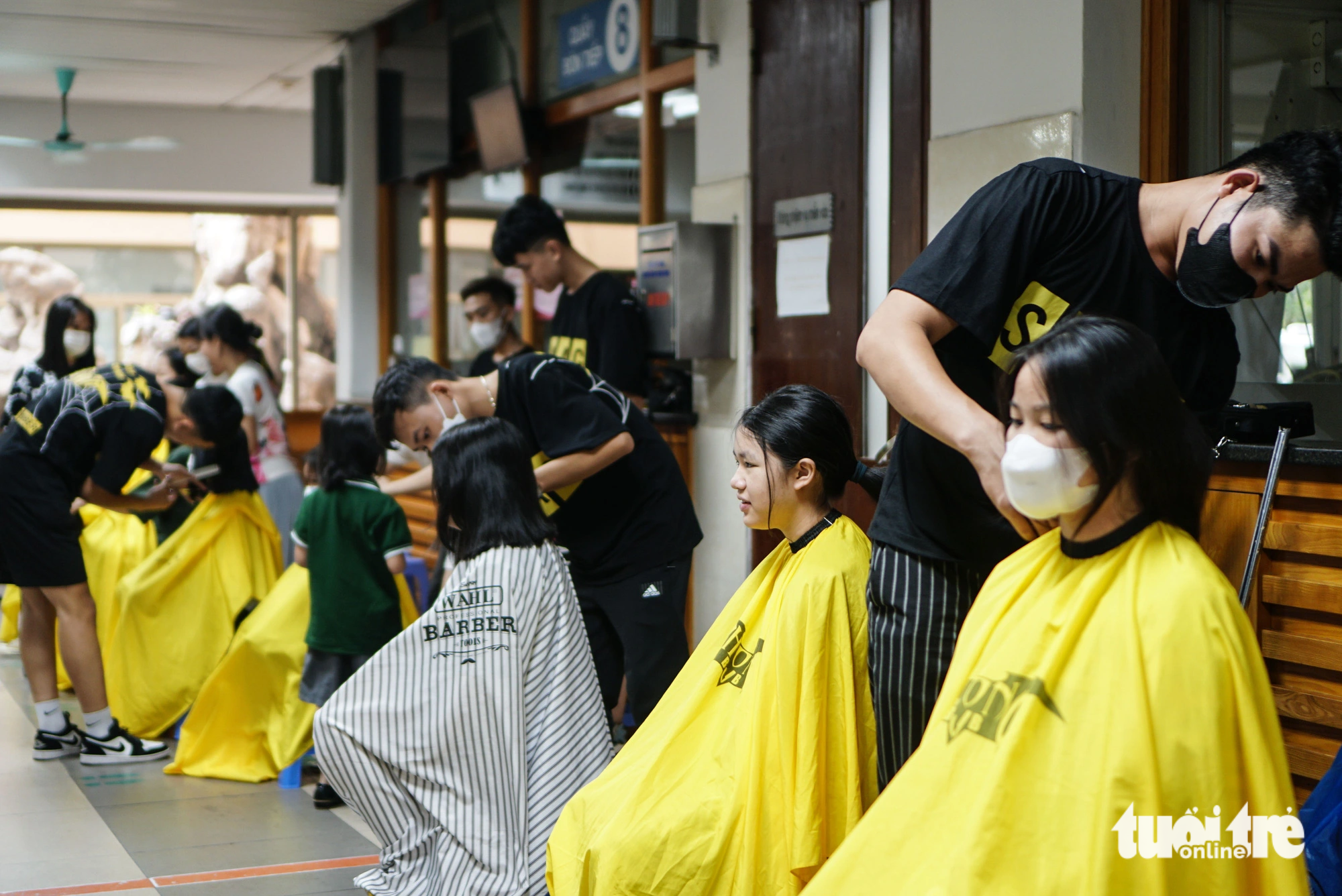 Hundreds of sets of hair are donated. Photo: Nguyen Hien / Tuoi Tre