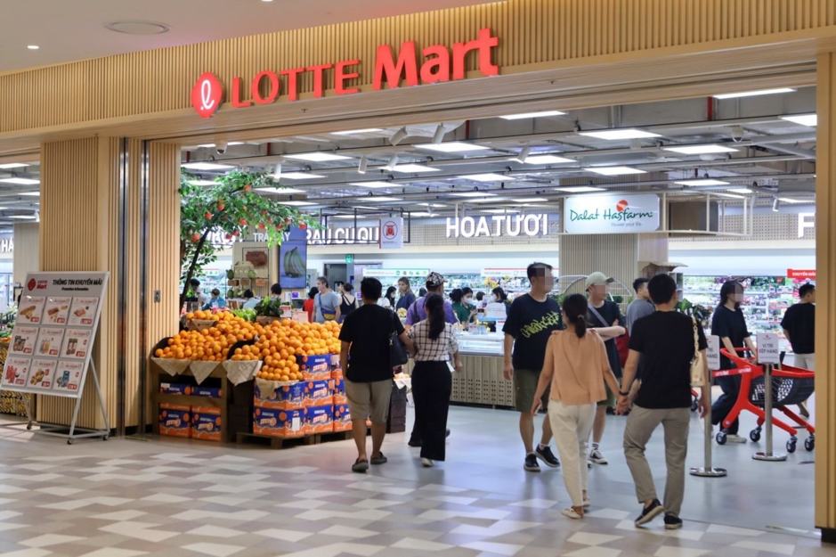 Lotte Mart experienced an huge influx of visitors, with an average of over 20,000 daily attendees during the first three days of opening.