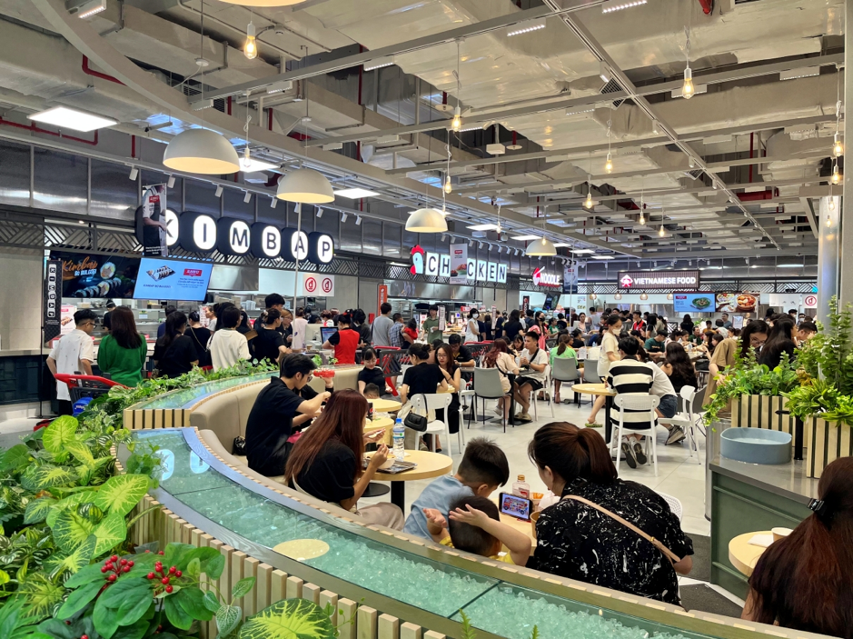 Lotte Mall West Lake records an average footfall of approximately 25,000 visitors on weekdays and 50,000 on weekends.