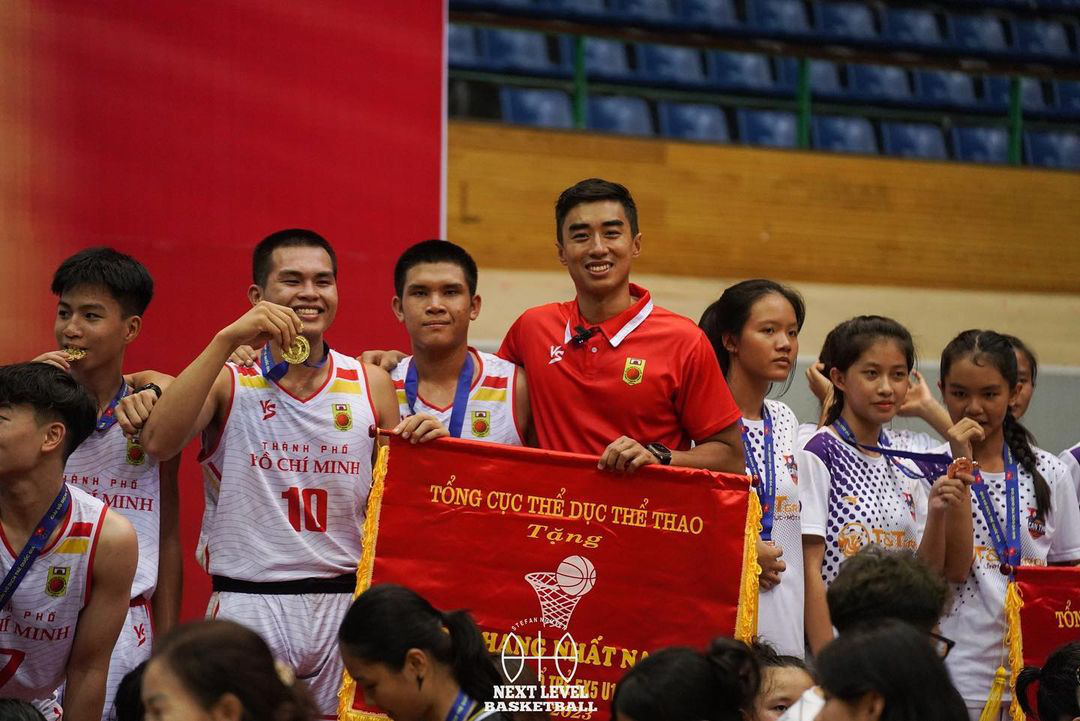 Vietnamese former basketball player Stefan Nguyen Tuan Tu (in red) and the Ho Chi Minh City team win a national 5x5 U16 basketball gold medal. Photo: VBA