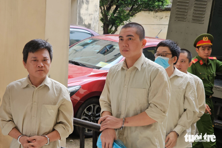 Many entrepreneurs and brokers also stand trial for allegedly giving bribes. Photo: Ba Son / Tuoi Tre
