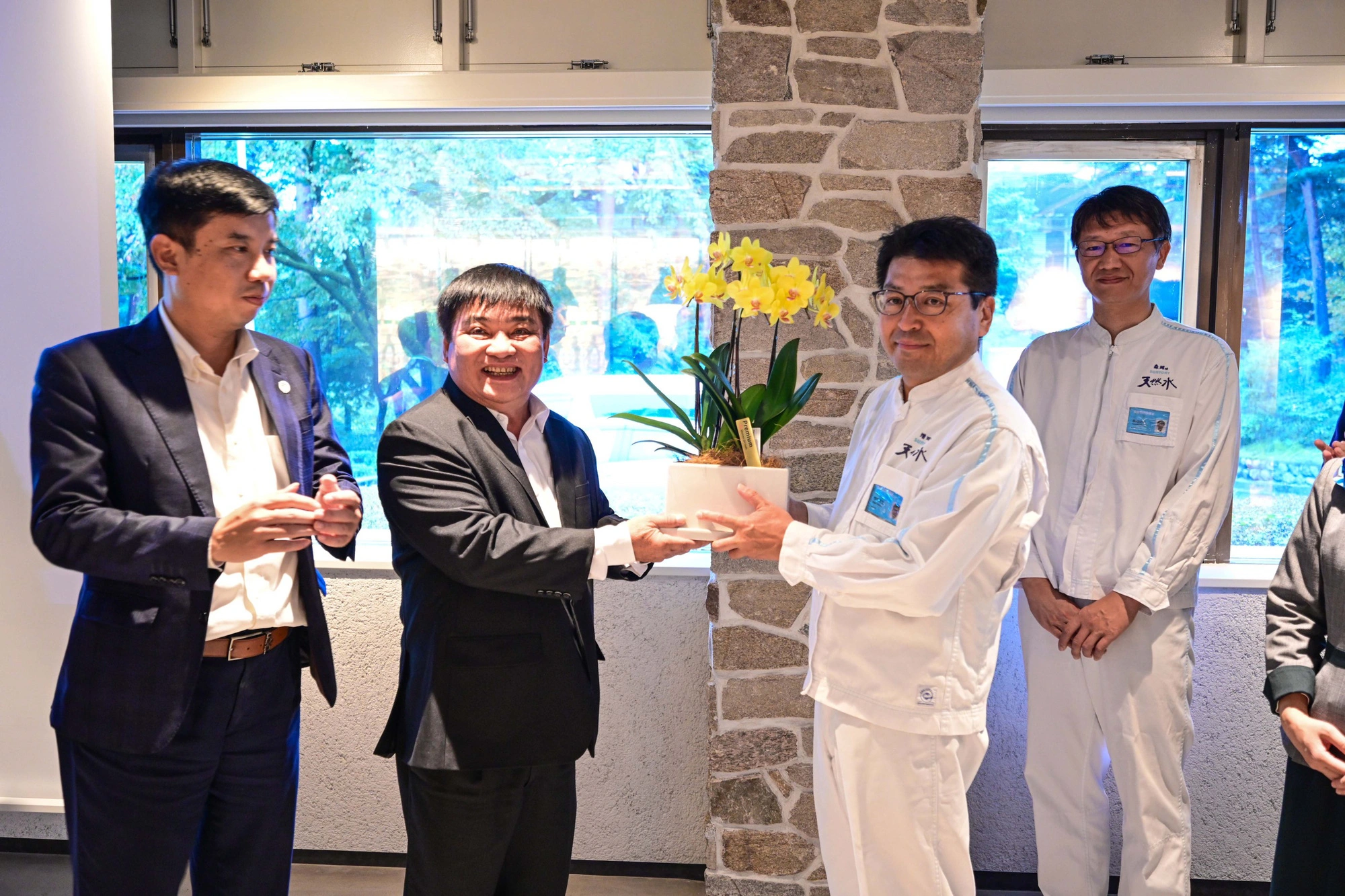 Le The Chu (L, 2nd), Editor-in-Chief of Tuoi Tre newspaper, presents a souvenir to Shigeo Masuda, CEO of Suntory Hakushu Distillery
