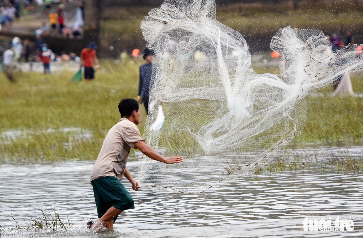 Residents in Dong Nai Province look forward to a halt in water release at the Tri An hydroelectric dam so that they can net fish. Photo: Tuoi Tre