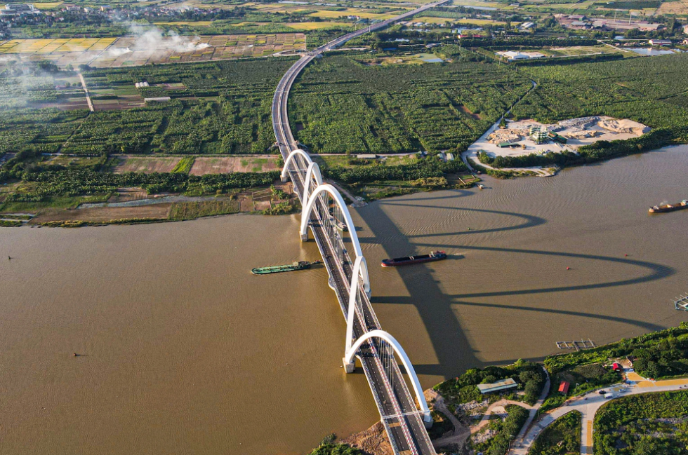 Kinh Duong Vuong Bridge in Bac Ninh Province has five arches. Photo: Thu Huong / Tuoi Tre