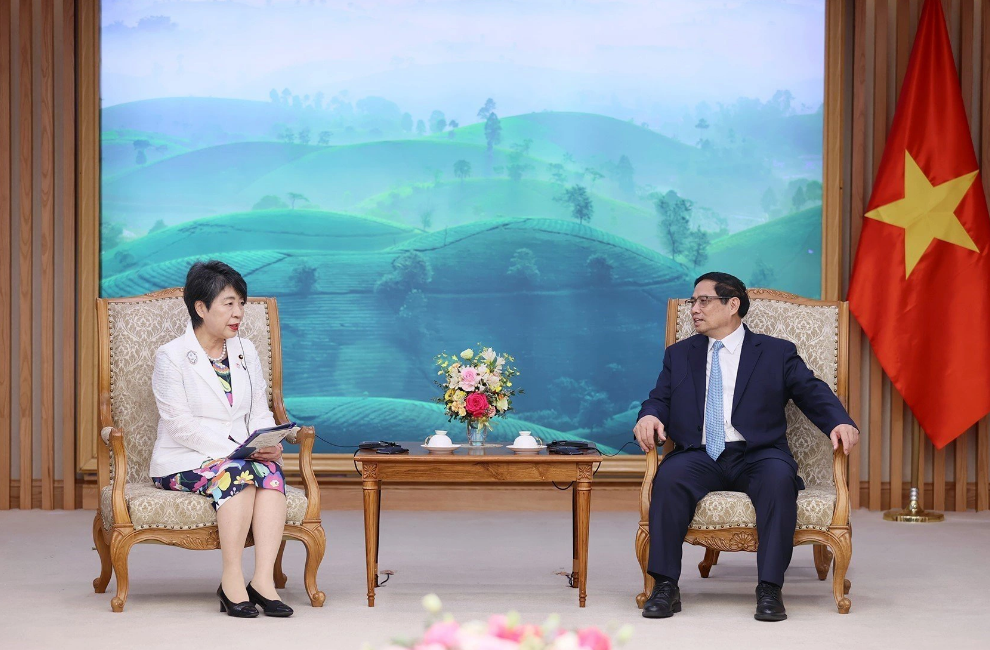 Prime Minister Pham Minh Chinh (R) receives Japanese Minister of Foreign Affairs Kamikawa Yoko on October 10, 2023. Photo: Vietnam News Agency