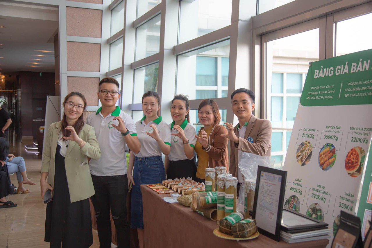Truong Thanh Hien (R) and his business partners introduce bologna bamboo tubes at a startup event. Photo: T.H. / Tuoi Tre