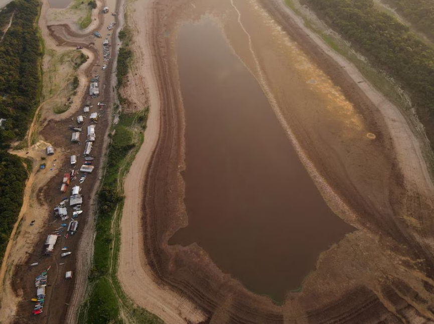 Boats and houseboats are seen stranded on Puraquequara Lake, which has been affected by drought, in Manaus, Brazil, October 6, 2023. Photo: Reuters