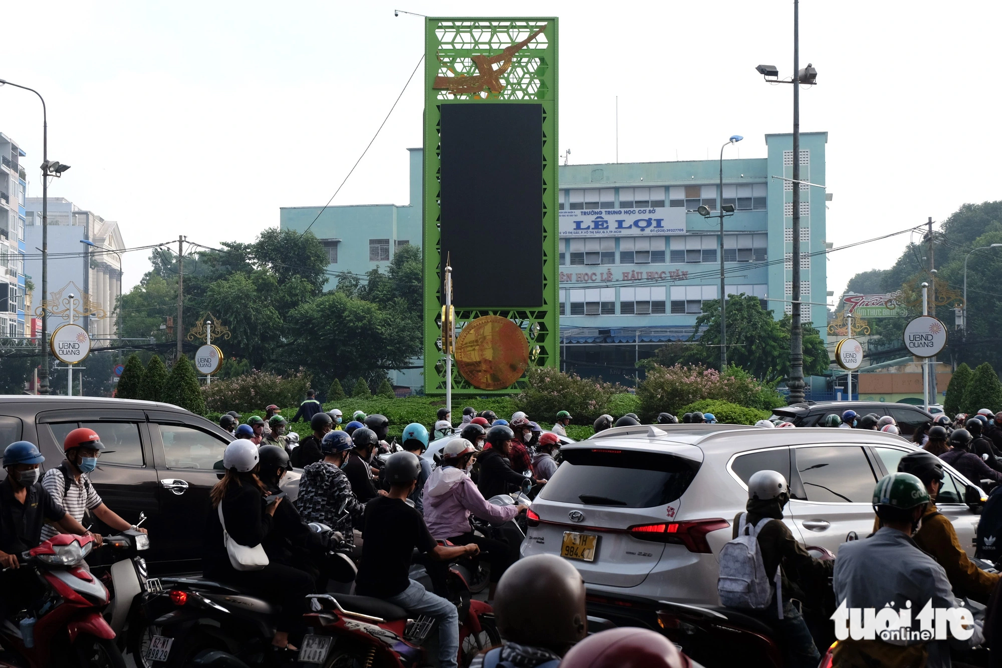 Congestion at the Cong Truong Dan Chu Roundabout in Ho Chi Minh City, October 11, 2023. Photo: Phuong Nhi / Tuoi Tre
