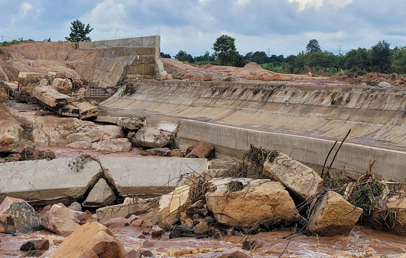 Pieces of cement wall from a broken hydroelectric dam lie on a river in Chu Prong District, Gia Lai Province, Vietnam, October 11, 2023. Photo: Huynh Cong Dong / Tuoi Tre