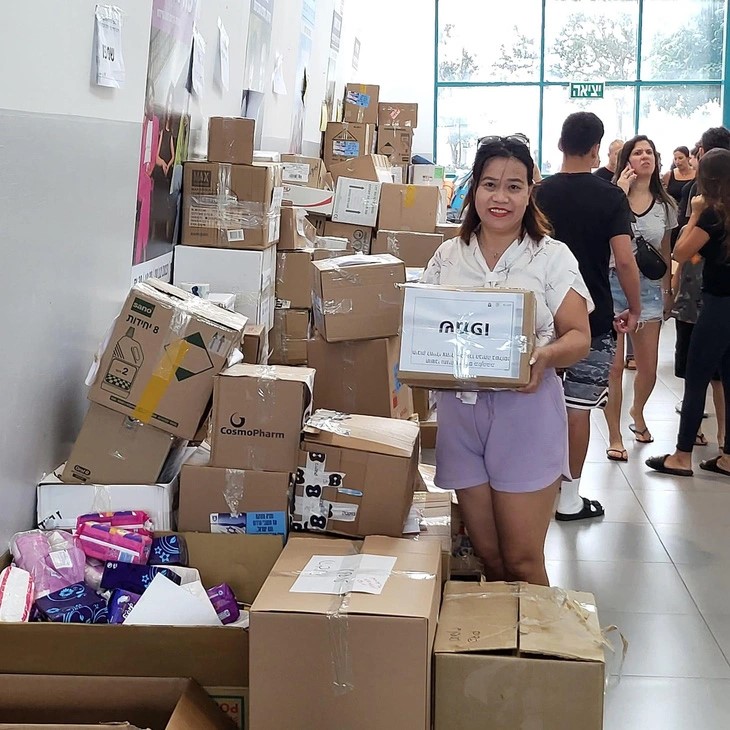 Hong Shurany, a Vietnamese Israeli woman who is a member of the Vietnamese Community Liaison Committee in Israel, participates in a community support activity in Israel. Photo: Hong Shurany’s Facebook page