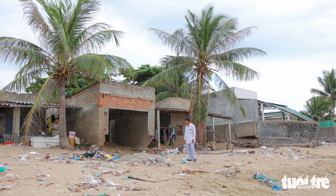 Several houses are damaged by waves in Ninh Thuan Province, south-central Vietnam. Photo: Duy Ngoc / Tuoi Tre