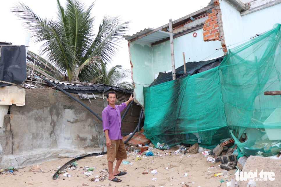 Do Tuan Dong’s house suffers significant damages by ocean waves. Photo: Duy Ngoc / Tuoi Tre