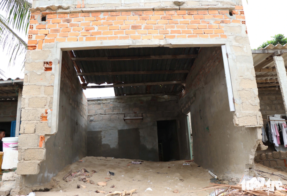 The foundation of a house is eaten away by high waves in Ninh Thuan Province, south-central Vietnam. Photo: Duy Ngoc / Tuoi Tre