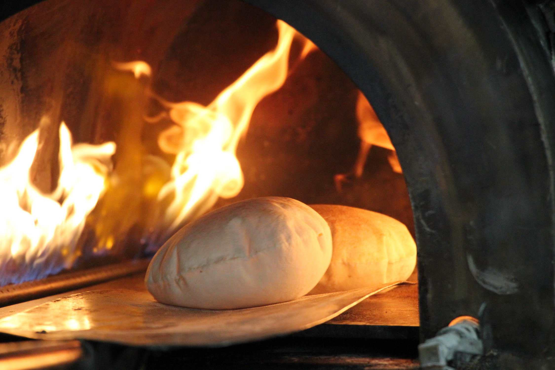 Fire inflates pita bread in the oven. Photo: Dong Nguyen / Tuoi Tre News